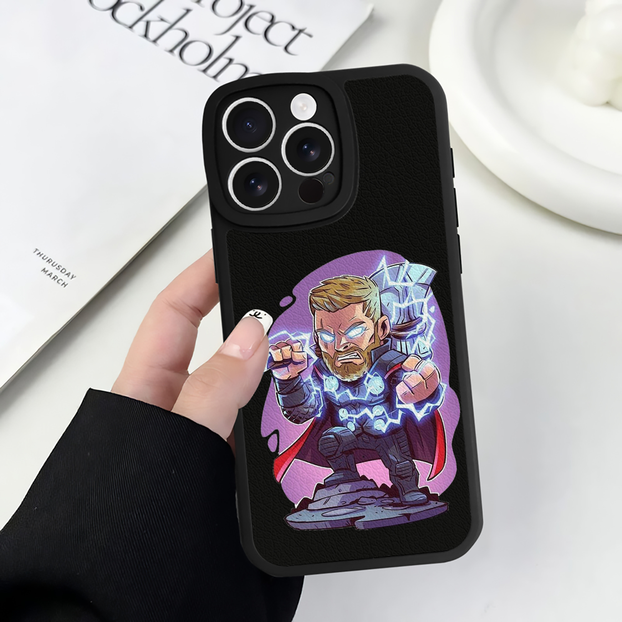（画像用） アベンジャーズ The Avengers 【iPhone 16シリーズ対応】シリコンスマホケース（レザー調） 材質：シリコン